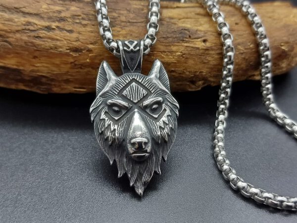 Wolfskopf mit Rune