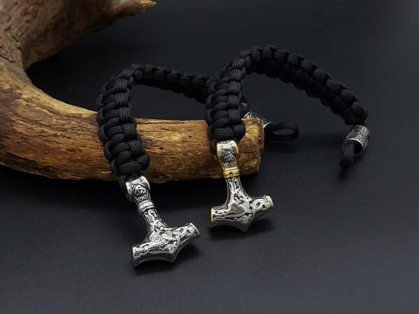 Thors Hammer mit Stoffband