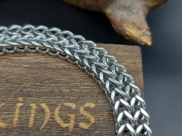 Wolfsköpfe mit vierkant Panzerkette – Bild 4