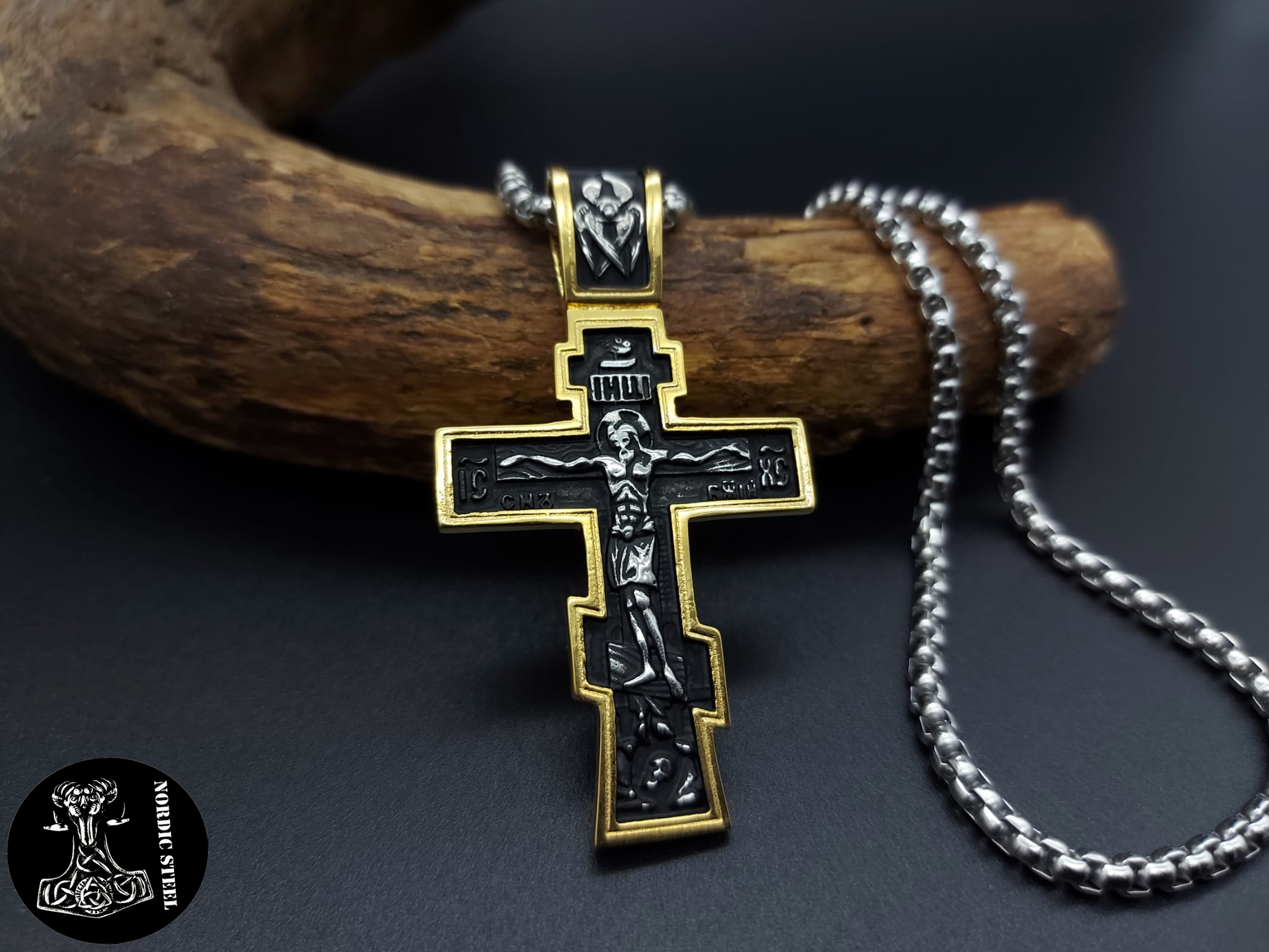 Kreuz mit Jesus in Schwarz/Gold