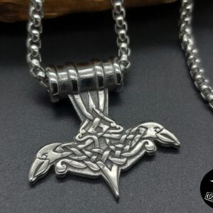 Thors Hammer mit Rabenköpfen