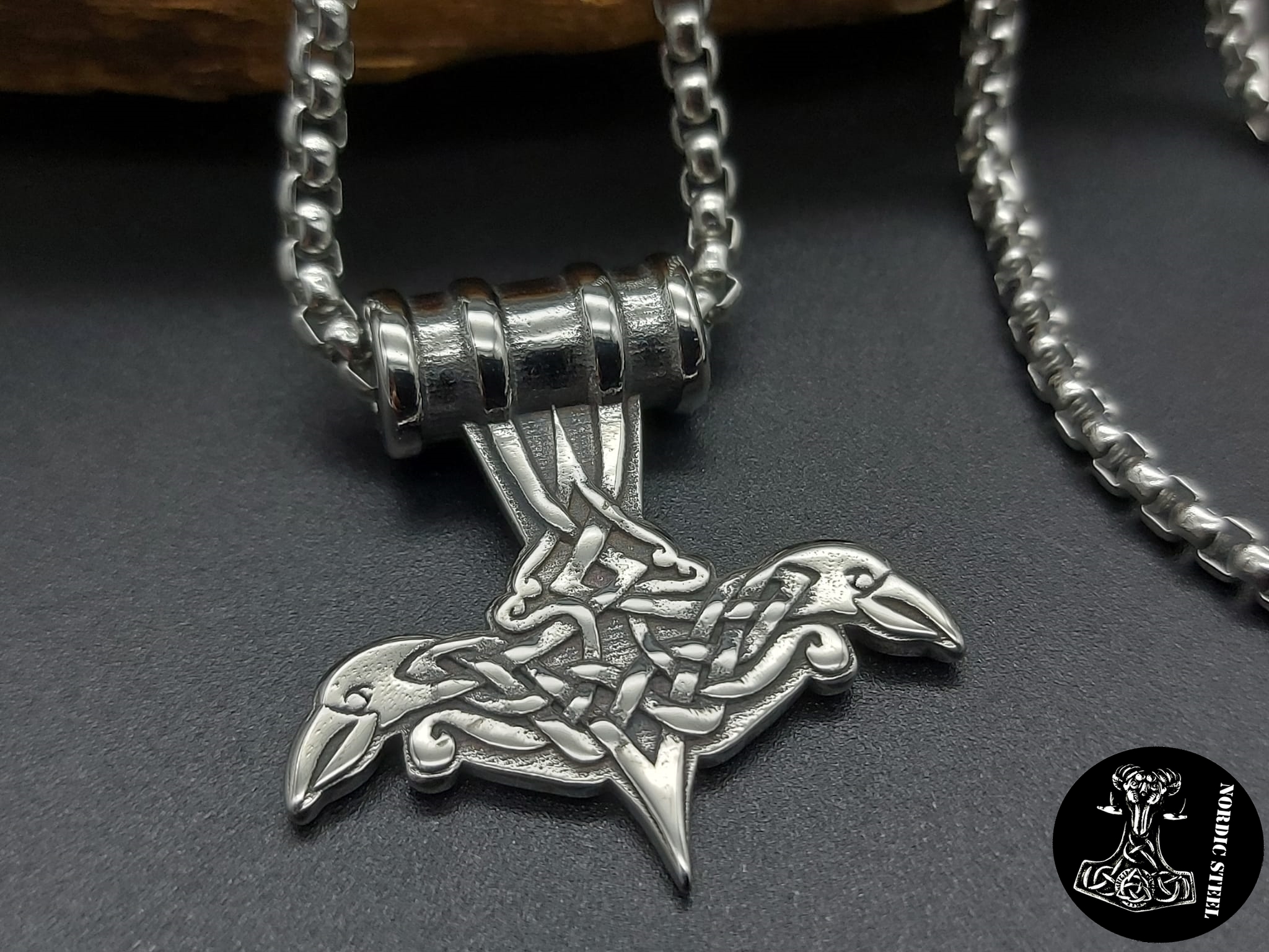 Thors Hammer mit Rabenköpfen