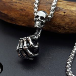 Totenkopf mit Kralle und Kugel